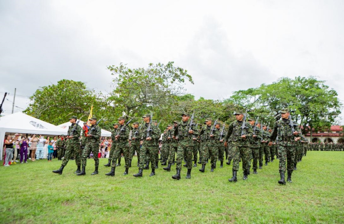 210 jóvenes huilenses juraron ante Dios y sus familias defender la patria