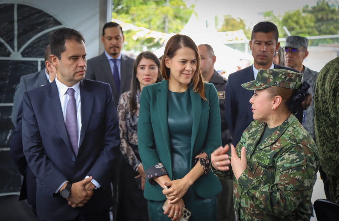 Viceministra de Veteranos y del GSEG conversa con Sargento Mayor de Comando del Comando General de las Fuerzas Militares durante feria inmobiliaria