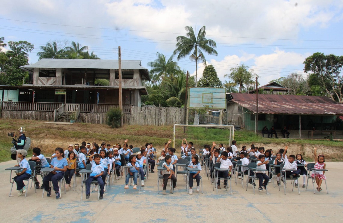 Haciendo la tarea: Fuerzas Militares llevan más de 200 pupitres y kits escolares a estudiantes indígenas de Amazonas