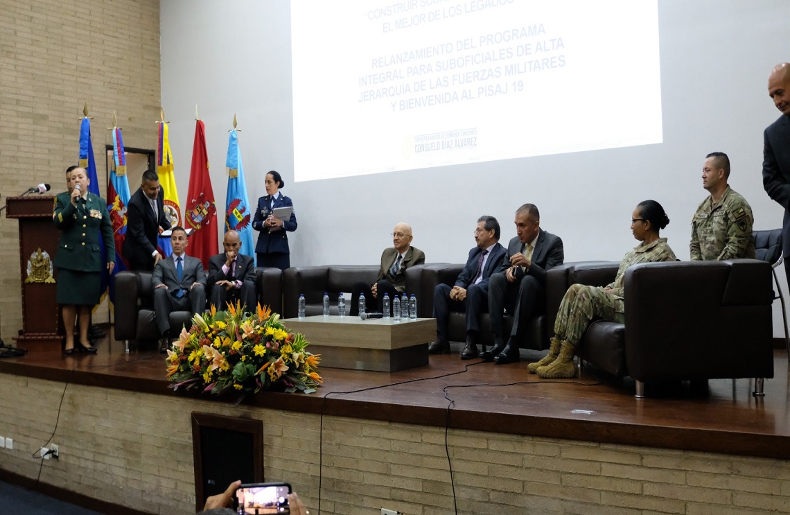 La sargento mayor de comando conjunto, Consuelo Díaz Álvarez, durante el conversatorio 'Construir Sobre lo Construido: el Mejor de los legados'