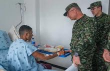 Comandante del Ejército Nacional visitó en el Hospital Militar Central a los soldados heridos en Nariño