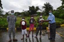 cogfm-fuerza-aerea-colombiana-entrega-regalos-guepi-cauca-02.jpg