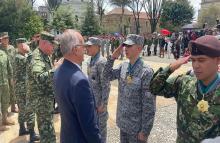 cogfm-presidente-de-la-republica-condecora-militares-e-indigenas-de-la-operacioin-esperanza-26.jpg